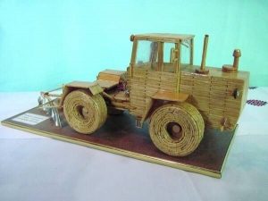Богдан Сенчуков зробив трактор із сірників