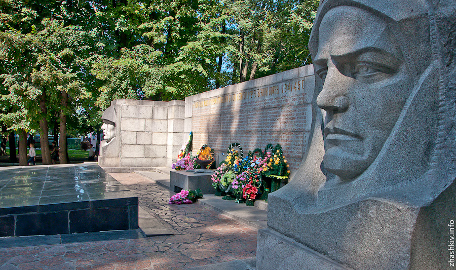 Братська могила радянських воїнів і мирних жителів (Меморіал Слави) 