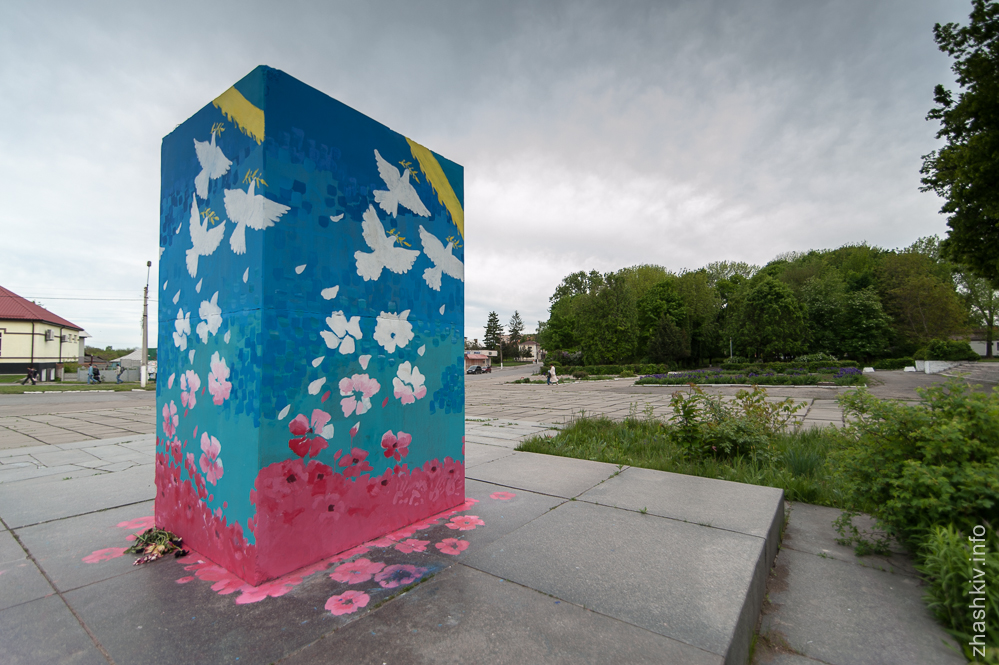 В місті Жашкові постамент колишнього пам’ятника замайорів яскравими патріотичними барвами