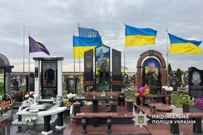 Алея поховань загиблих військових: гранітні пам’ятники з портретами, прапори України й квіти