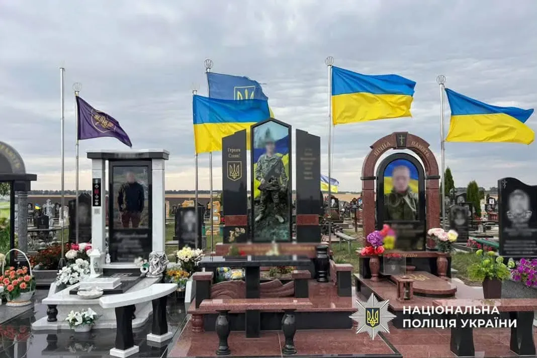 Алея поховань загиблих військових: гранітні пам’ятники з портретами, прапори України й квіти