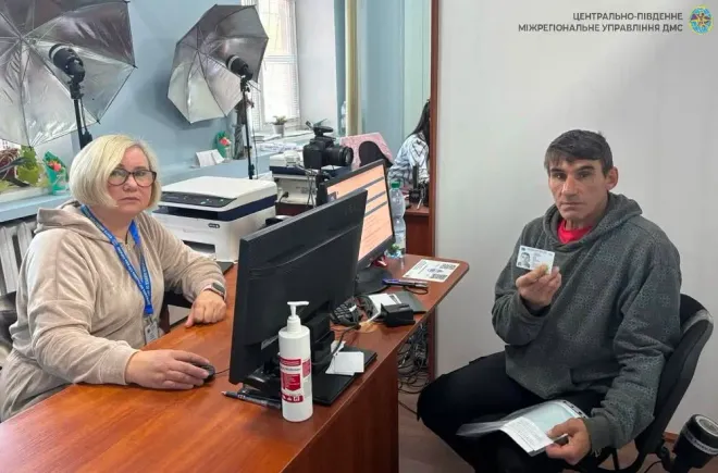 Олег Вікторович отримує першу ID-картку в Жашківському секторі міграційної служби