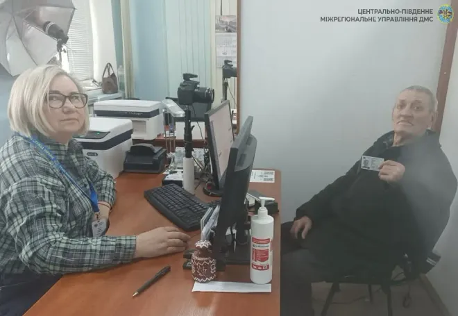 Петро Іванович отримує ID-картку в Жашківському секторі міграційної служби