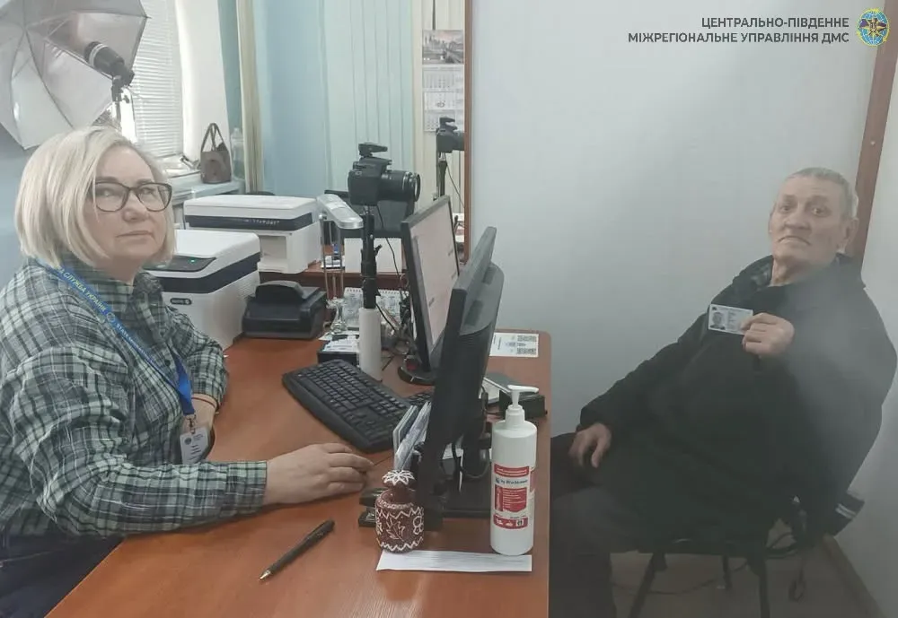 Петро Іванович отримує ID-картку в Жашківському секторі міграційної служби
