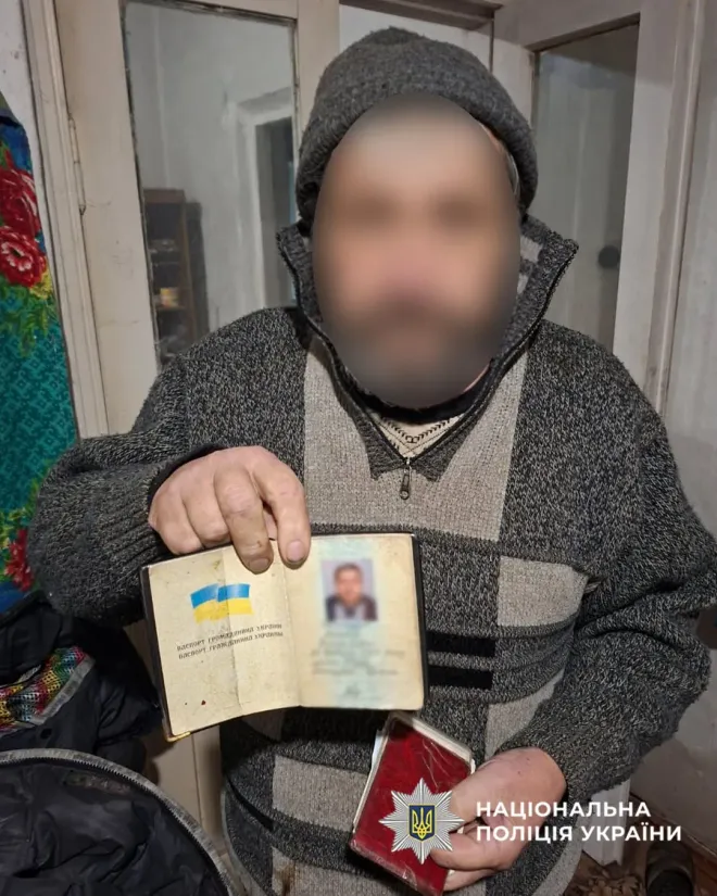 Поліцейські рубають дрова у дворі пенсіонера в Жашкові