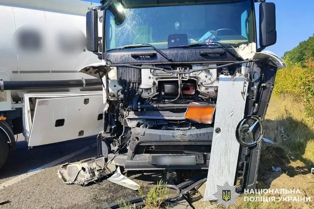 Пошкоджена вантажівка Mercedes-Benz на автодорозі «Київ — Одеса» біля Жашкова