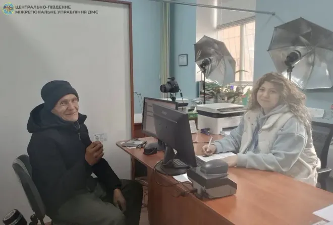 Віктор Михайлович отримує ID-картку в Жашківському секторі міграційної служби