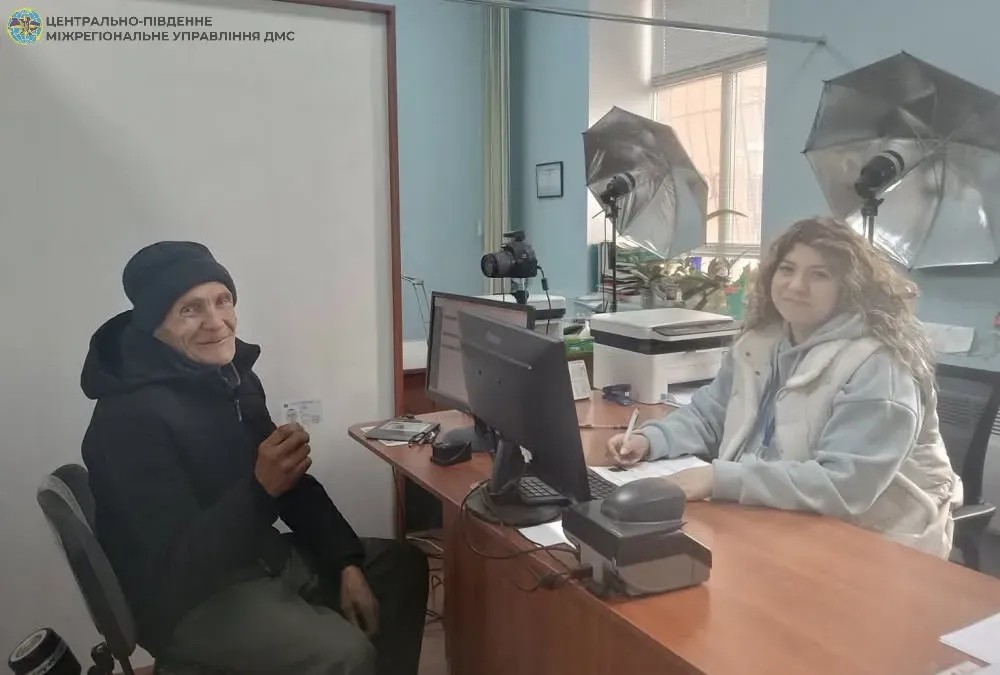 Віктор Михайлович отримує ID-картку в Жашківському секторі міграційної служби