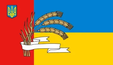 Прапор Жашківського району: червона смуга біля древка з тризубом і золотими колосками, перев’язаними білою стрічкою, поруч жовте й синє поля
