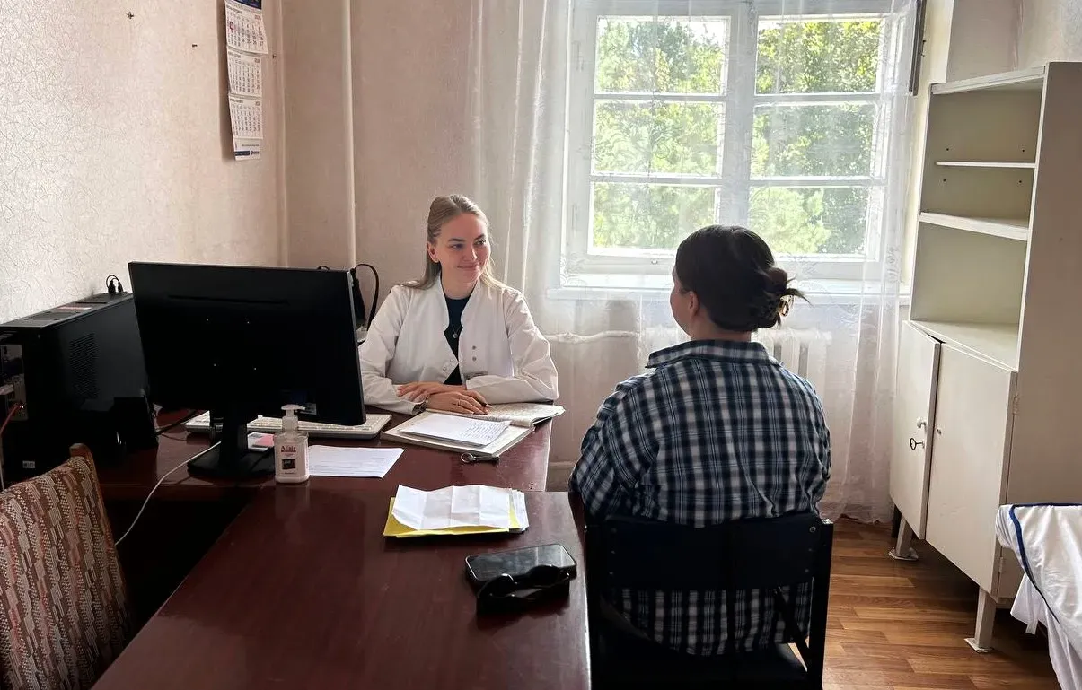Лікарка приймає пацієнтку в кабінеті Жашківської багатопрофільної лікарні