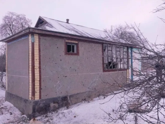Пошкоджений уламками БпЛА житловий будинок у Жашківській громаді