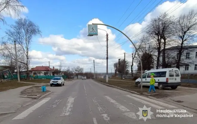 Скульптура «Хлопчик-пішохід» біля пішохідного переходу в Жашкові